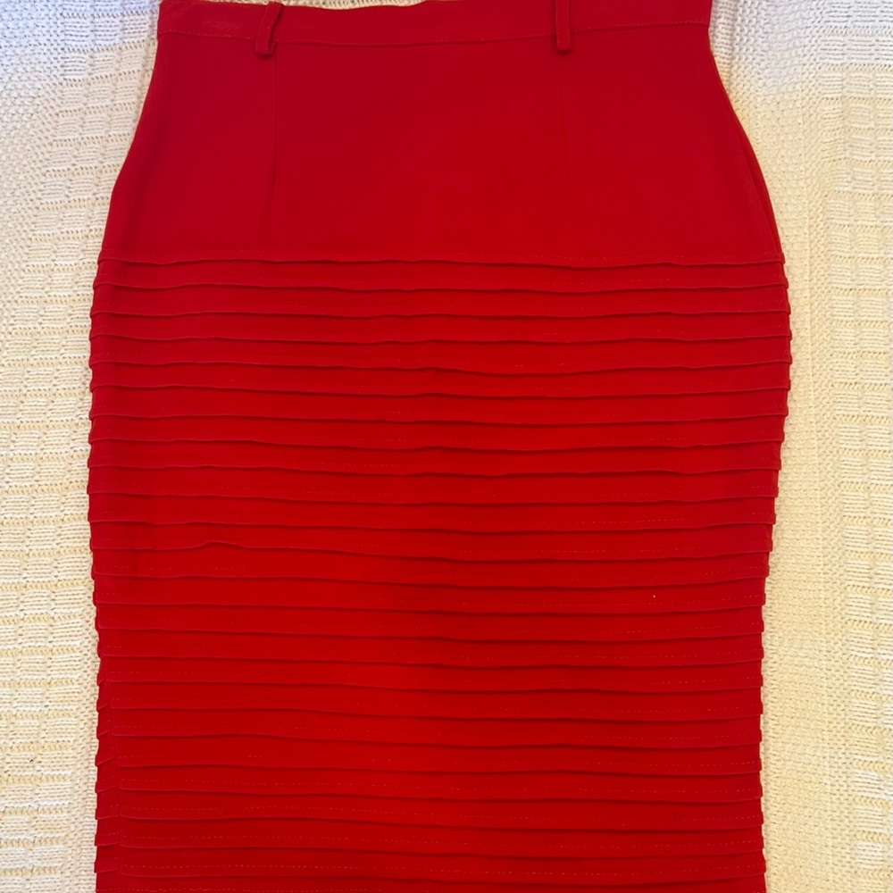 Curvy Ribbed Red Gonnella Skirt size 44 with matching leather belt.